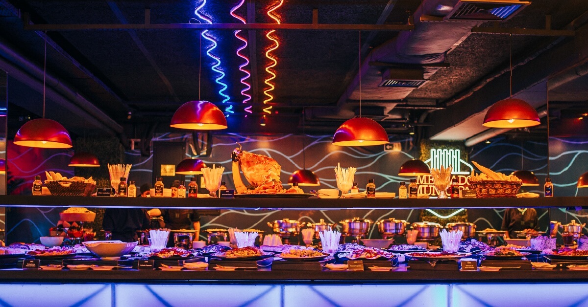 Camarote buffet counter served through the night